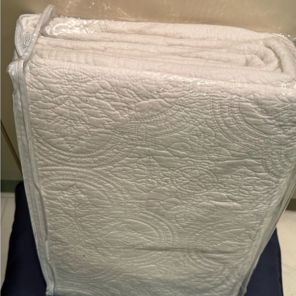 White Oversized Queen Bedding Set NEW - Picture 3 of 8